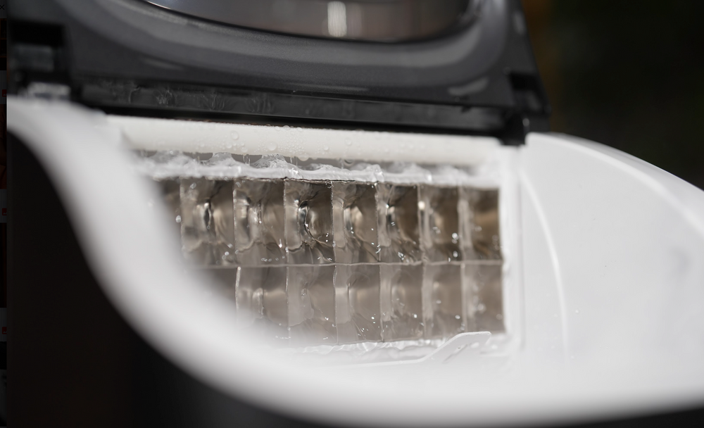 Clear square ice cubes from S01M